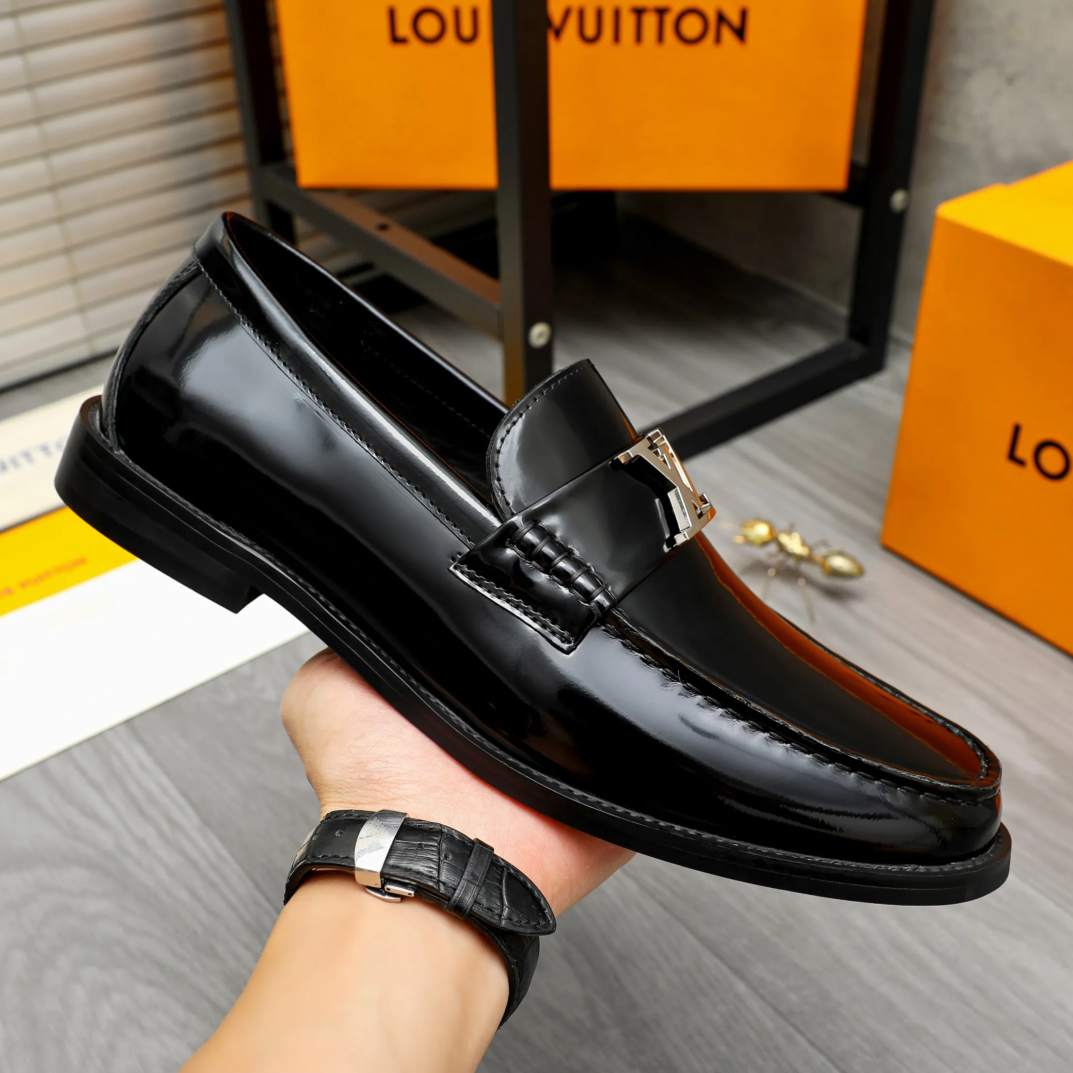 Men's shoes 💰442 Product trademark: LV "Louis Vuitton" business slip-on leather shoes Regular size: 38-46 (45.46 custom-made, non-returnable) Product materials: Selected patent cowhide upper, cowhide lining, original rubber outsole